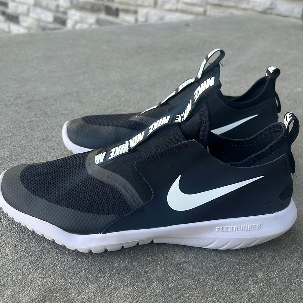 Girls size 6 Nike Flexrunners